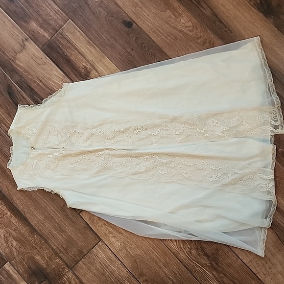 Vanity Fair - Picture 1 of 9